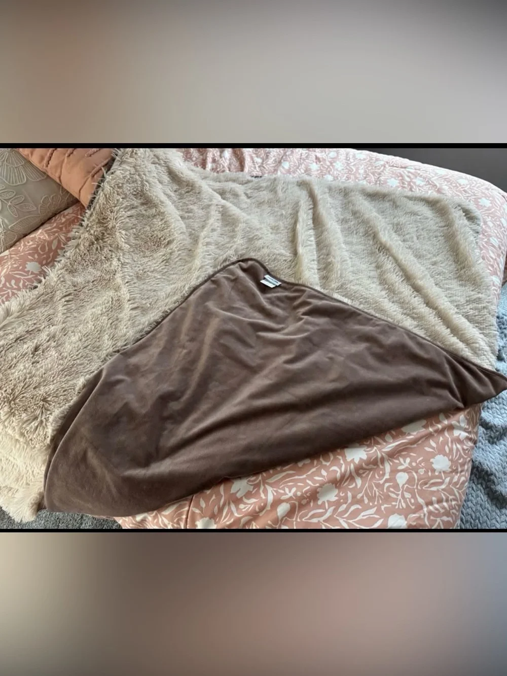 ALPHA PAW‎  Cozy Reversible Faux Fur Pet Throw Blanket in Brown and Cream